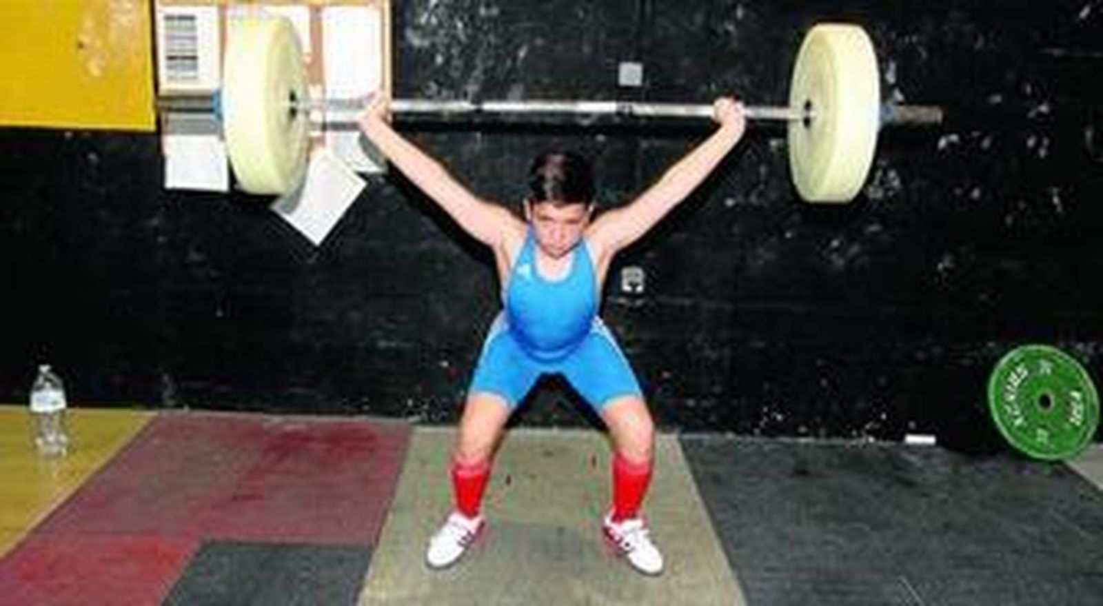 José María Pinzón, entrenándose en la sede del Club Tartessos de halterofilia; abajo, con dos medallas.