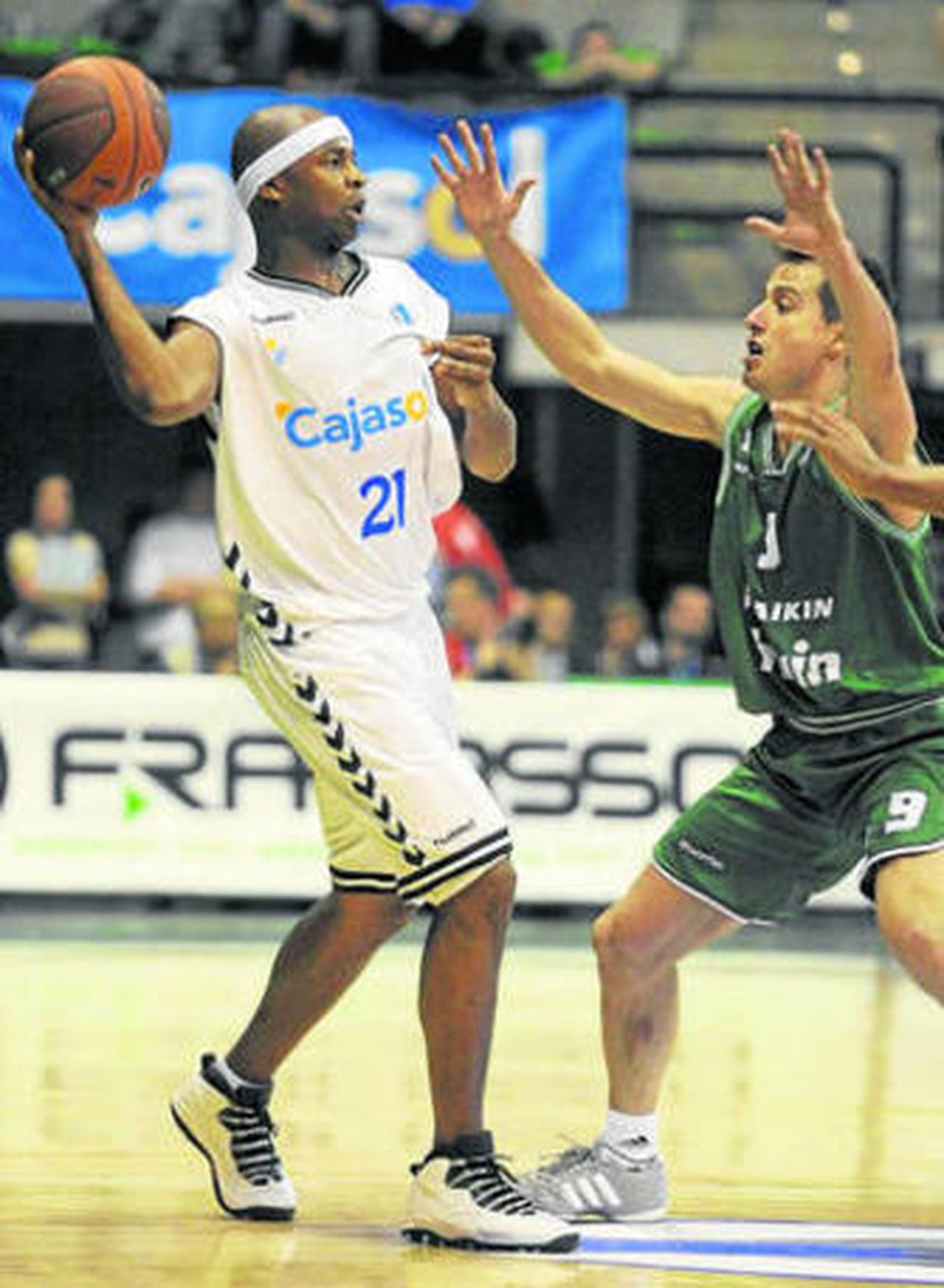 1. Kirksay busca un pase delante de Bulleri en la semifinal de Treviso. 2. Tabak consuela al alero francés cajista tras caer en la final con el Unics Kazán. 3. Bullock bota el balón delante del hoy jugador del Unicaja Peric en el duelo ante la Benetton. 4. La hinchada del entonces Cajasol celebra por todo lo alto el pase de los sevillanos a la final europea.