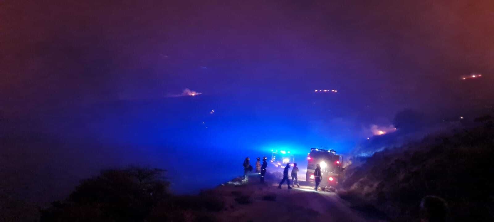 Así ha sido la lucha nocturna contra las llamas en el incendio forestal de la Sierra de Arana