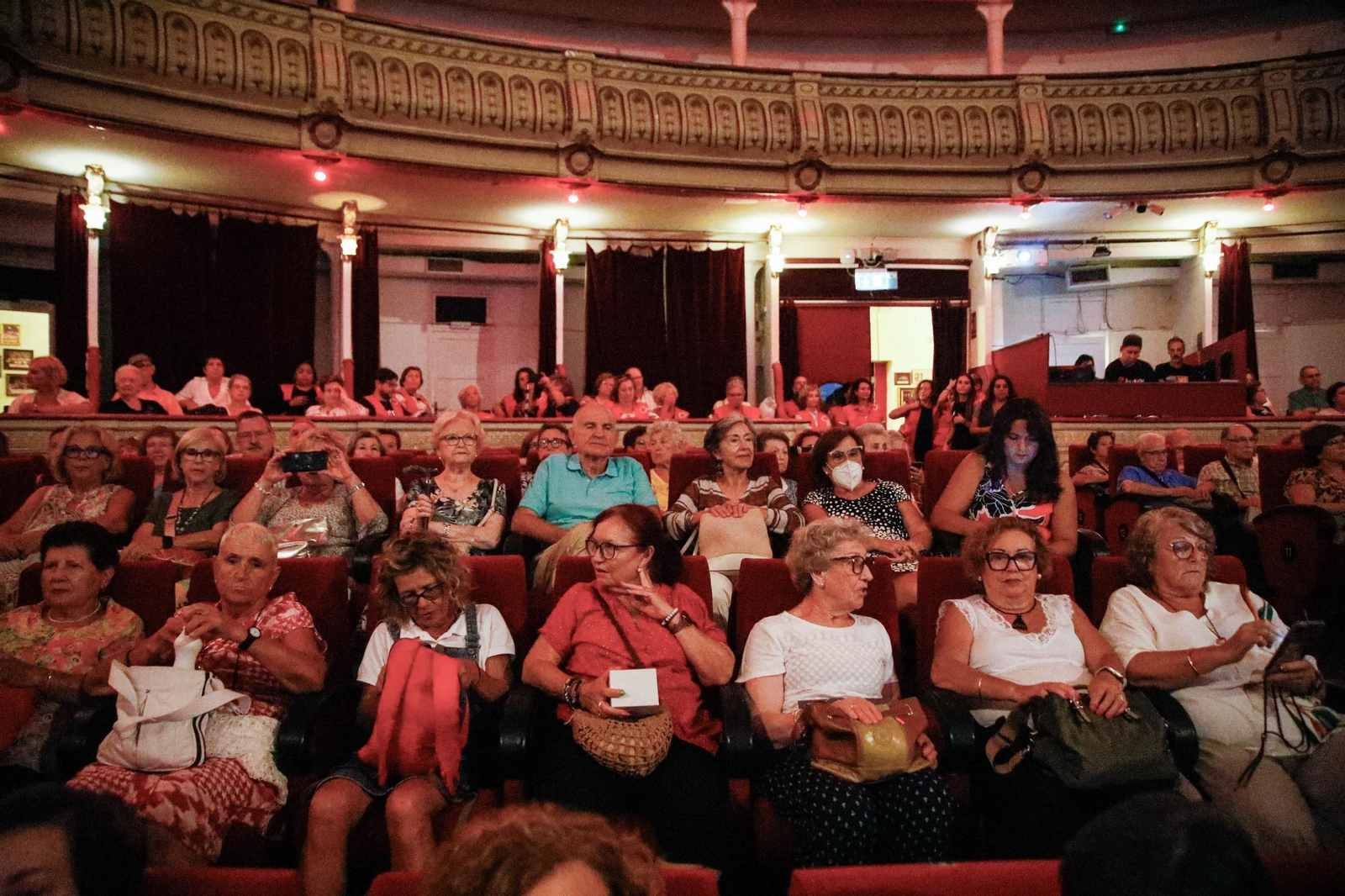 Asistentes y voluntarios de Cruz Roja durante el acto.