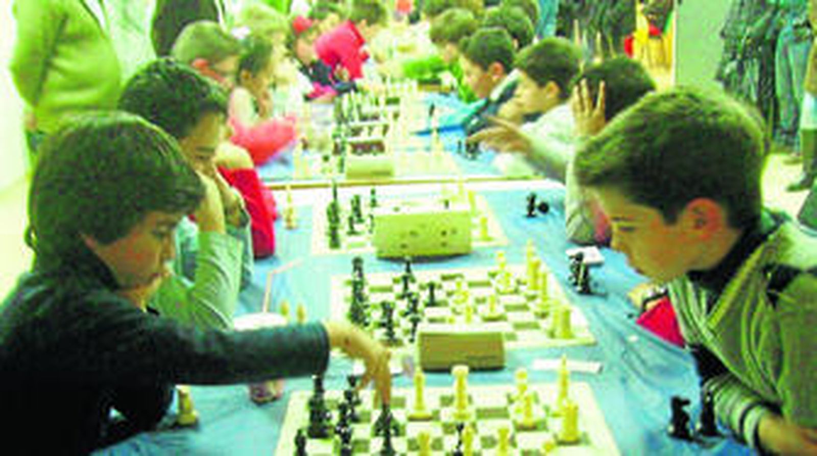 Jugadores de las categorías infantil y alevín, durante la disputa de la primera jornada del torneo.