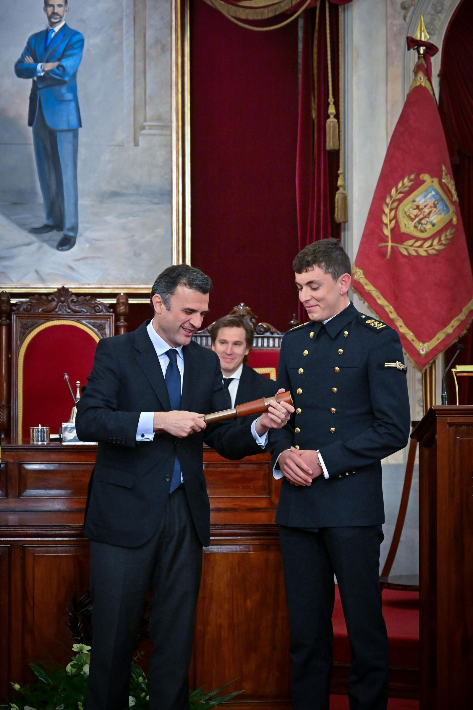 Las imágenes del recibimiento a los guardiamarinas del Elcano en el Ayuntamiento de Cádiz, con la Princesa Leonor