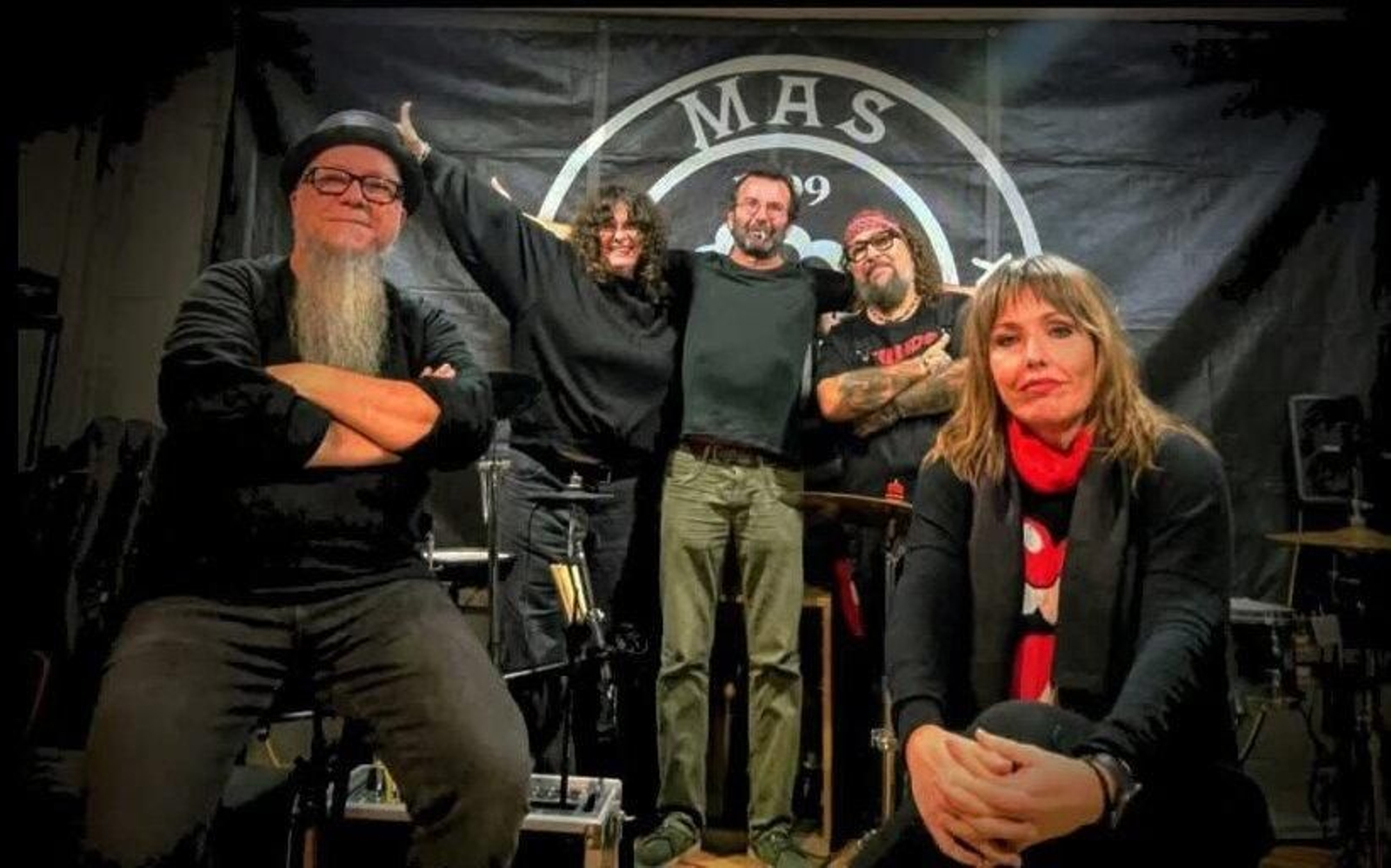 El grupo Más Madera posa con Javier Galiana para el cartel del concierto