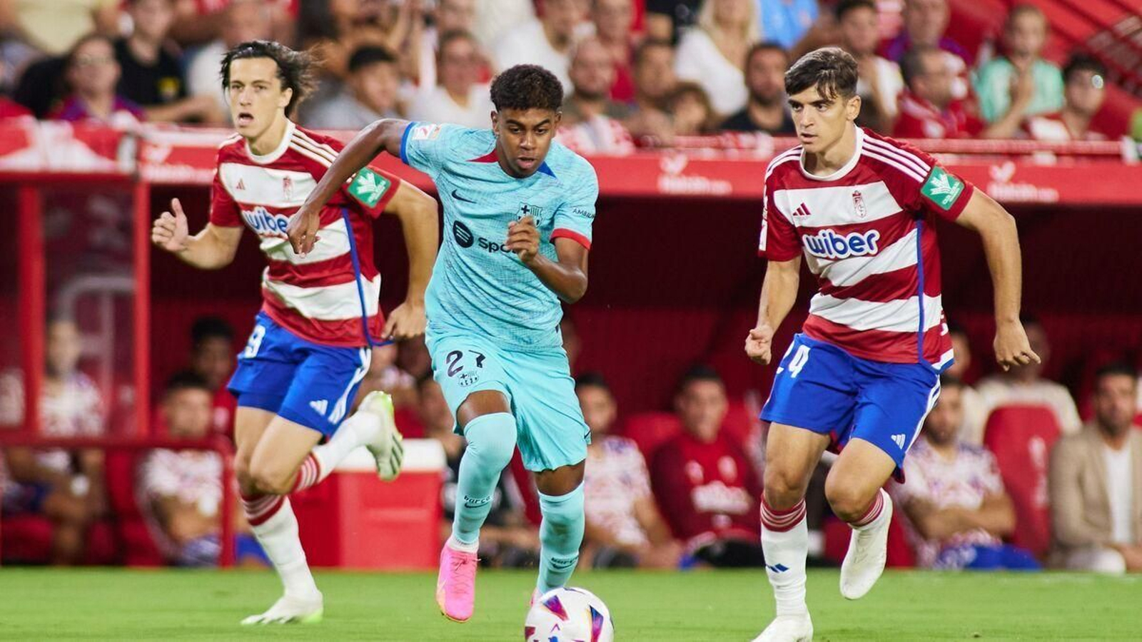 Una acción del Granada-Barcelona de la primera vuelta