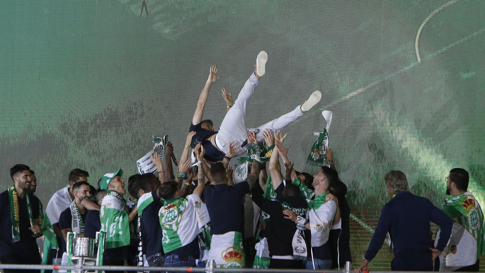 Joaquín es manteado por sus compañeros.