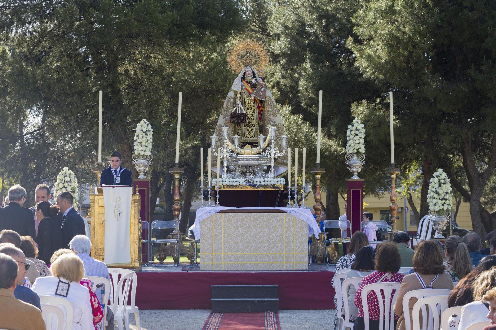 Misa de campaña frente a la parroquia del Cristo de la Sed con la Virgen del Carmen