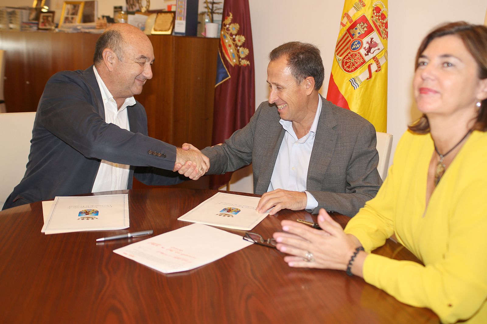 Momento de la firma del acuerdo, ayer en Alcaldía.