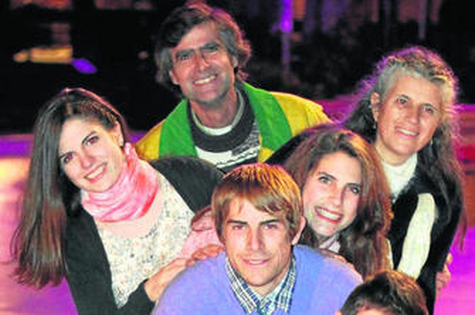 Los padres, con algunos de sus hijos.