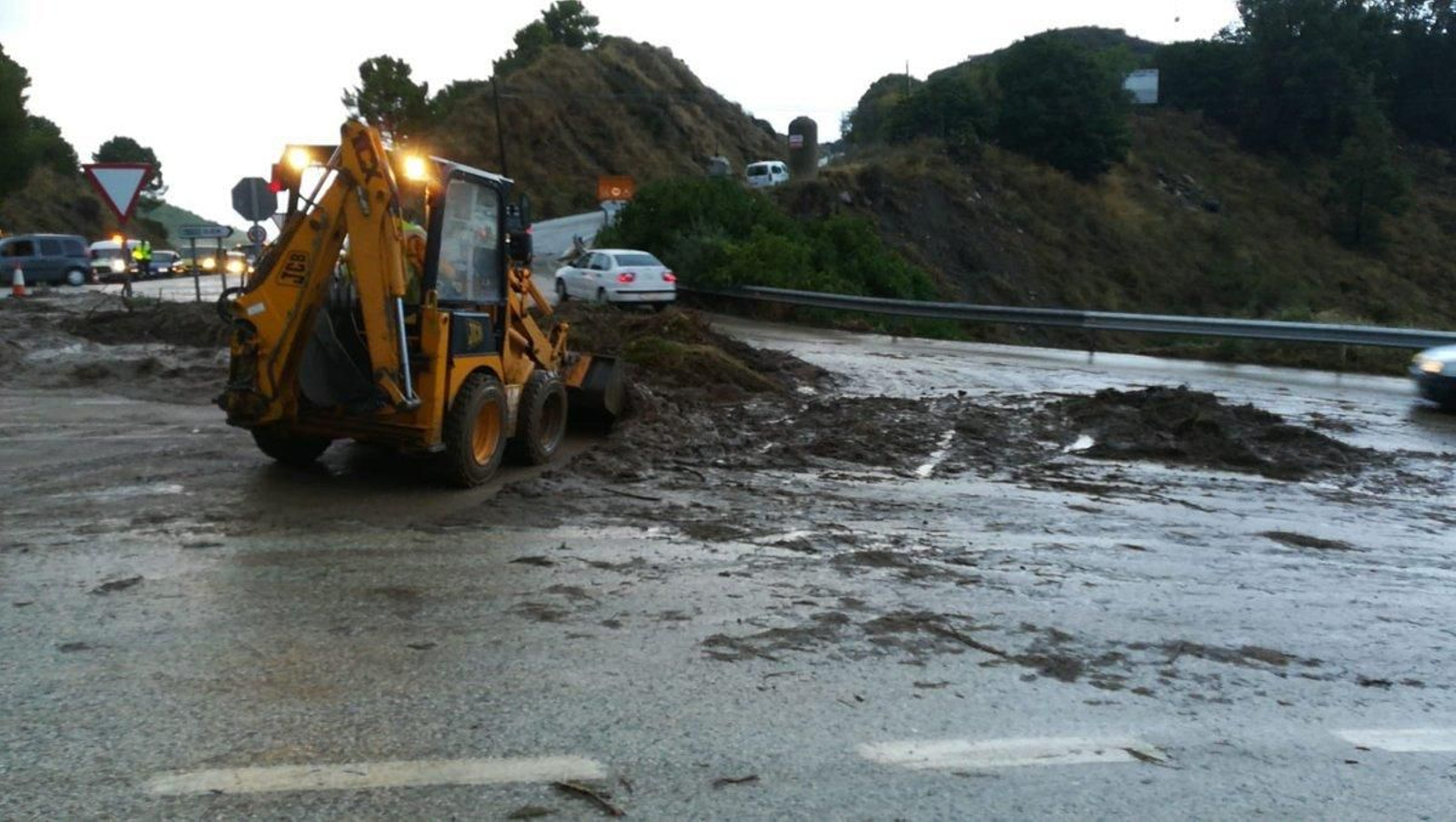 Operarios de carreteras limpian lengüetas de barro en la carretera Coín-Marbella