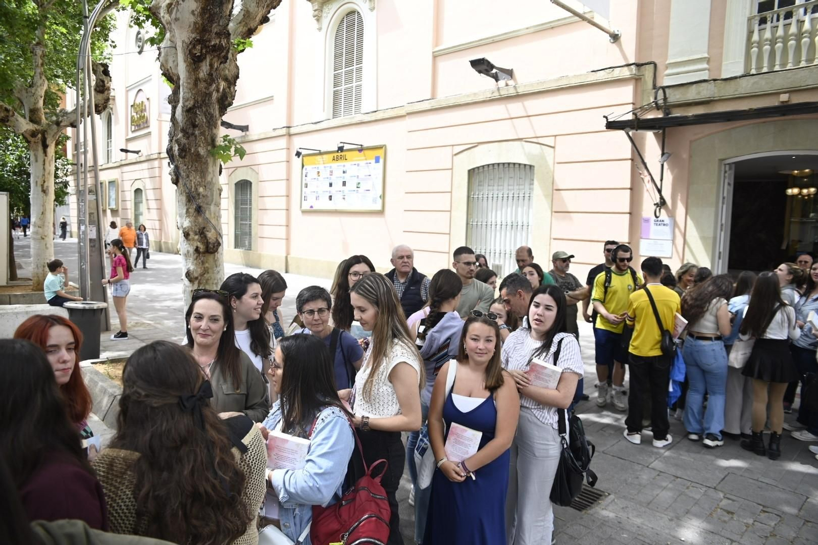 La multitudinaria presentación de Mercedes Ron en la Feria del Libro de Córdoba, en imágenes