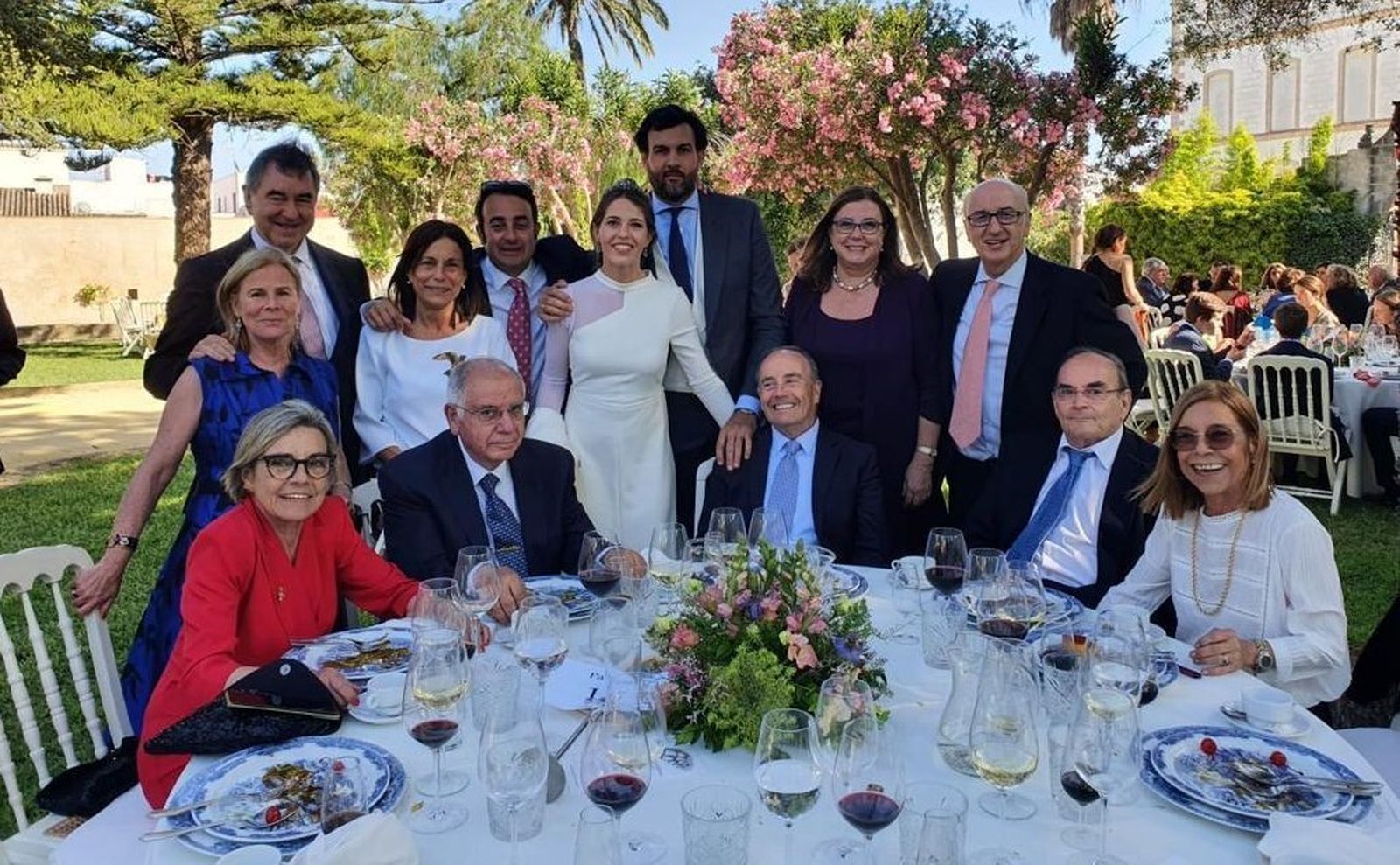 Isabel Príes y José María de la Villa y el matrimonio Acuña con los miembros de la familiar Zarauza Ozores.