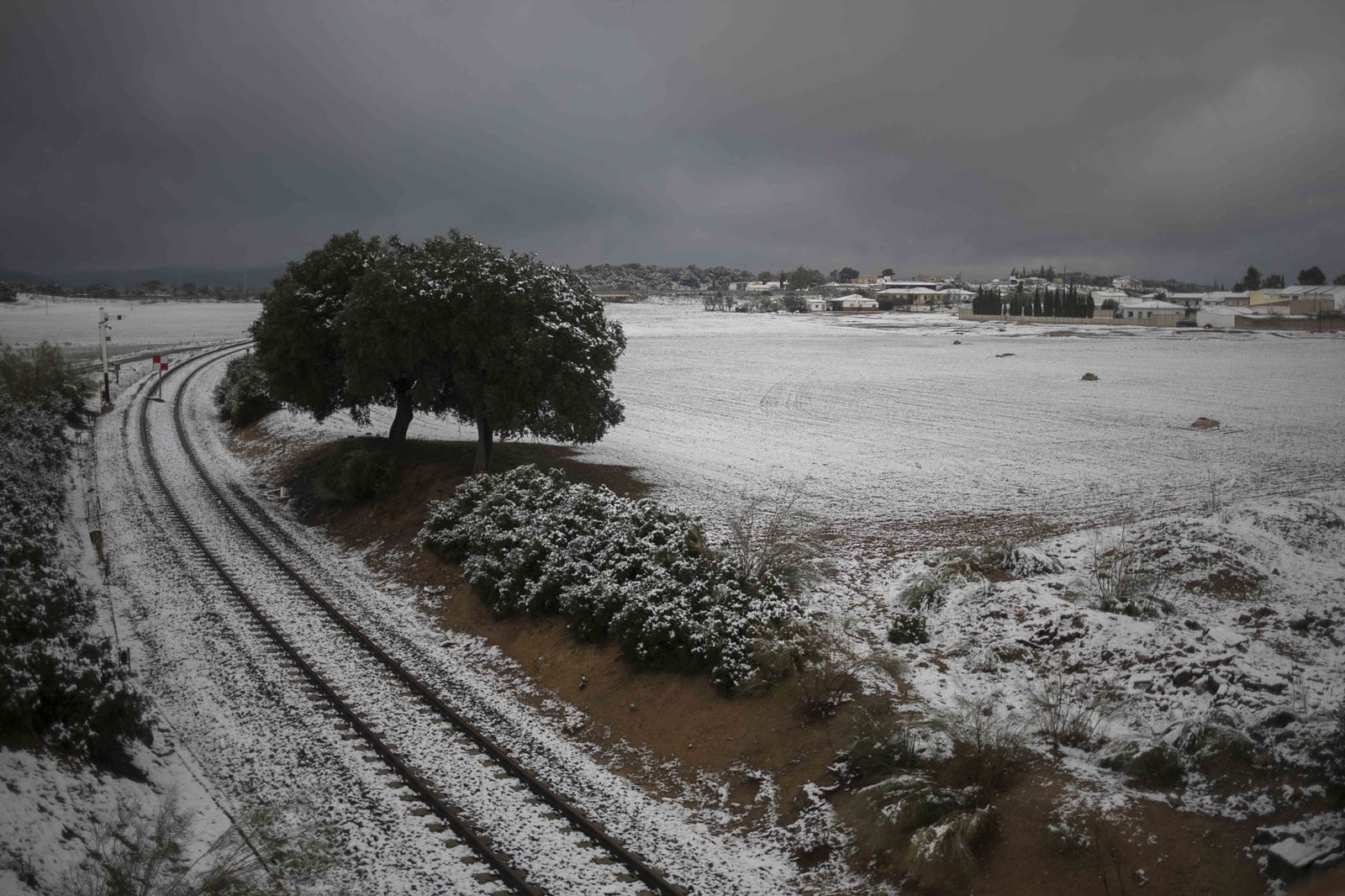 1. Antigua línea de ferrocarril a Granada con Salinas al fondo cubierta por la nieve 2. Carretera entre Archidona y Salinas. 3. Cortijo cubiero por la nieve en Archidona. 4. Visitantes abrigados en la capital. 5. Un setero en mitad del campo nevado ayer por la mañana.
