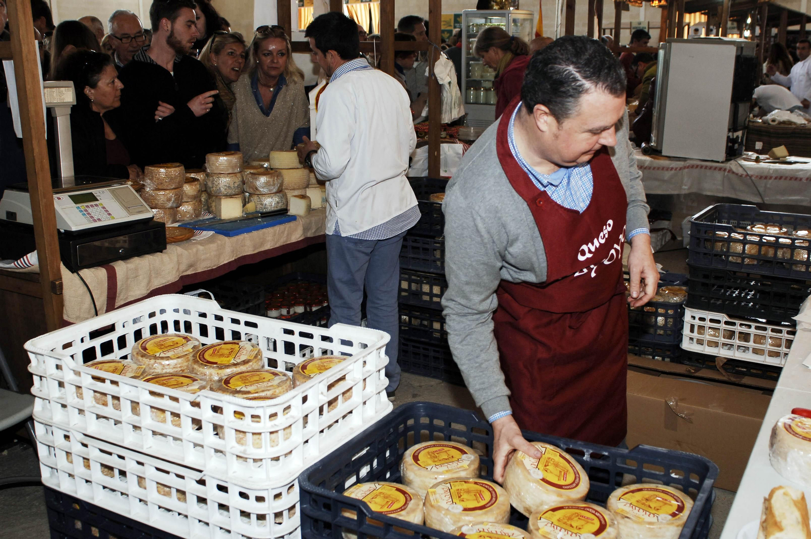 Un stand de queso payoyo, en una edición precedente de la feria quesera de Villaluenga.