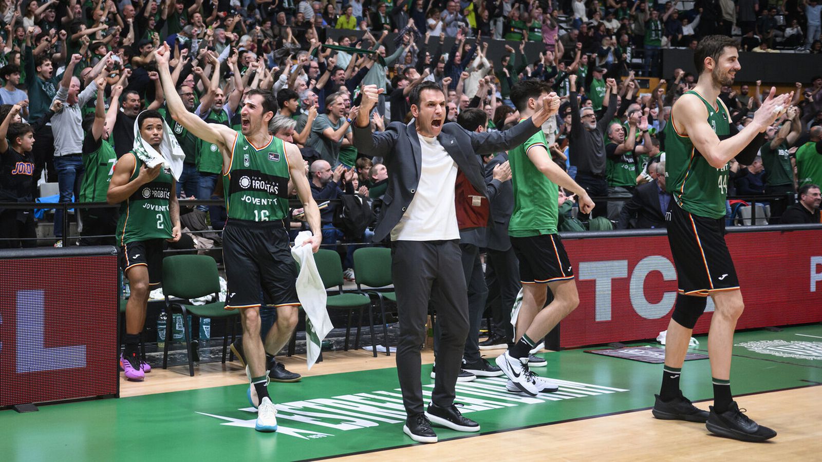 Así celebró el banquillo del Joventut la victoria ante el Real Madrid.