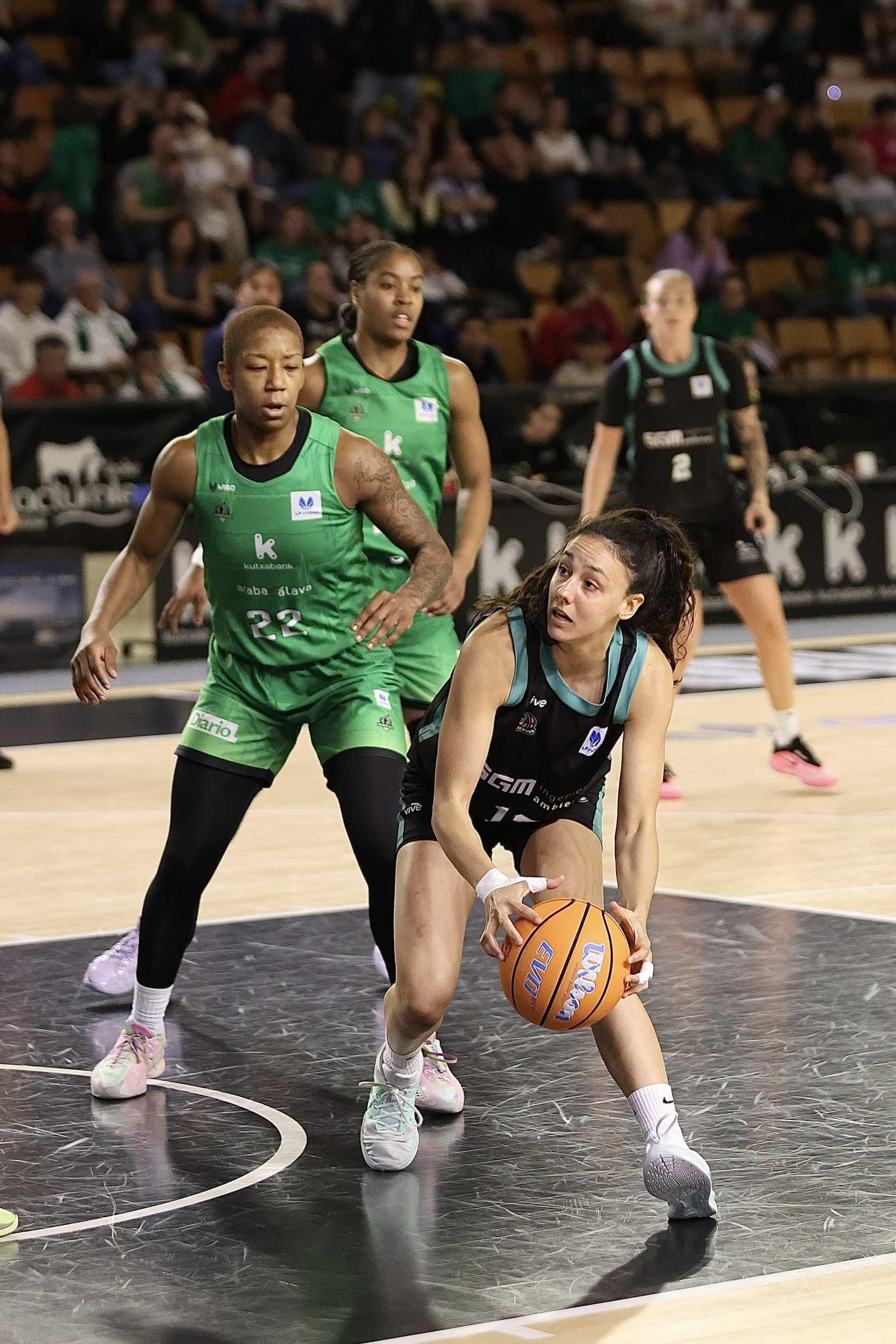 Araski-CAB Estepona: Festival del triples para ganar (71-91)