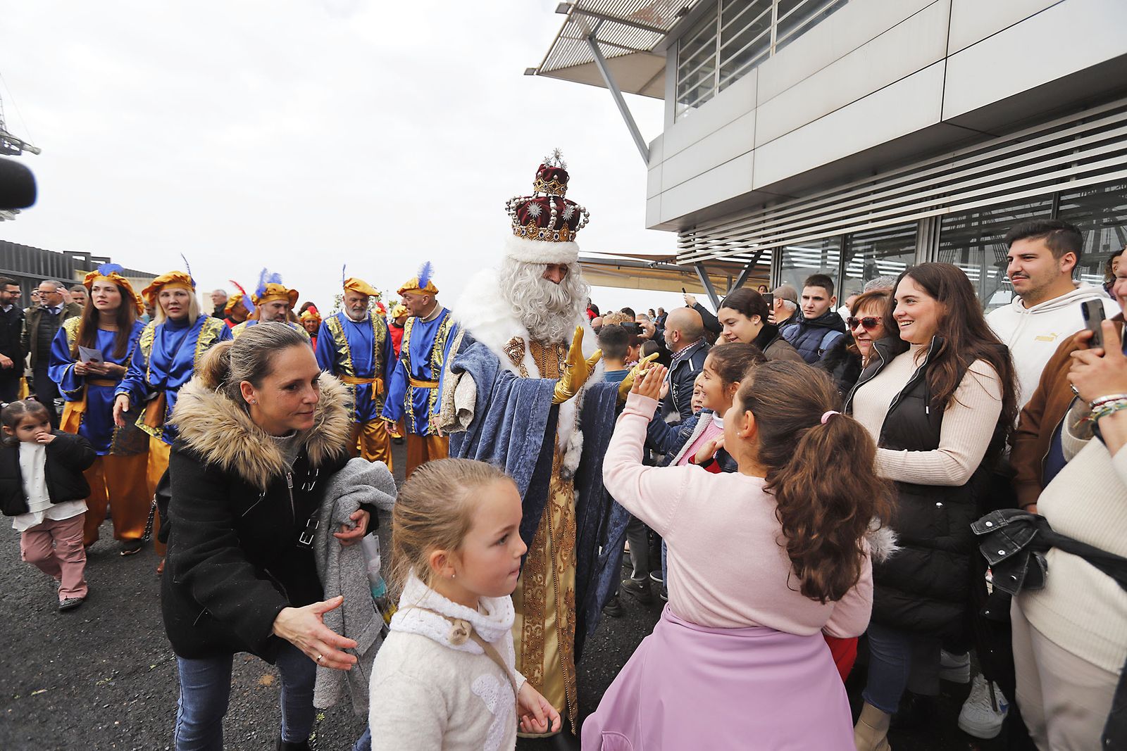 Imágenes de la mágica llegada de los Reyes Magos y la Estrella de la Ilusión a Huelva en barco