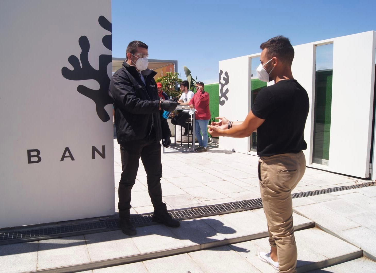 Un empleado de Select Control este martes controlando el acceso en un negocio de Conil.