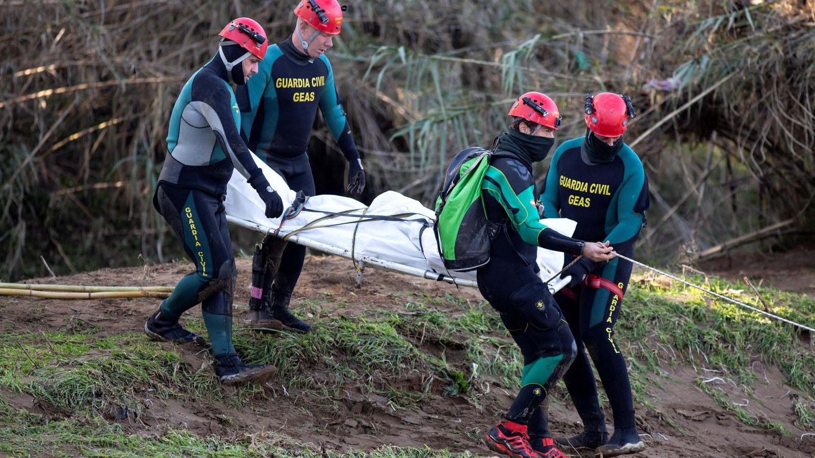 Efectivos de la Guardia Civil rescatan uno de los cuerpos. Efectivos de la Guardia Civil rescatan uno de los cuerpos.