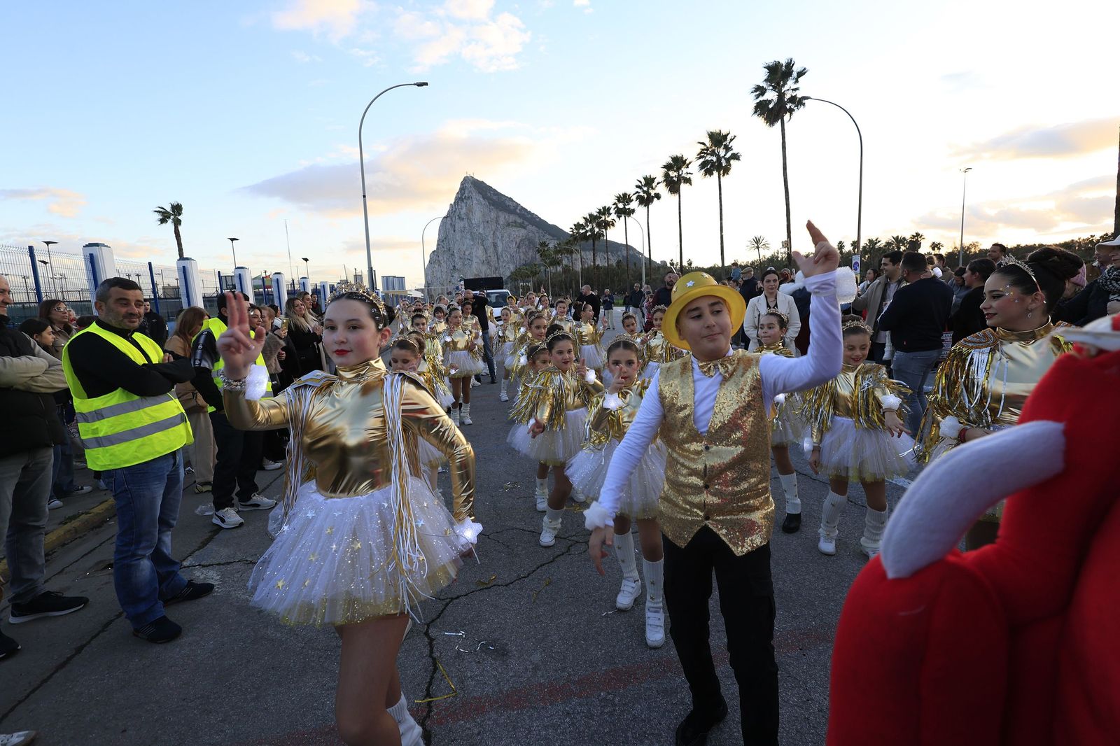 Búscate en las fotos de la cabalgata de Reyes Magos 2026 en La Línea