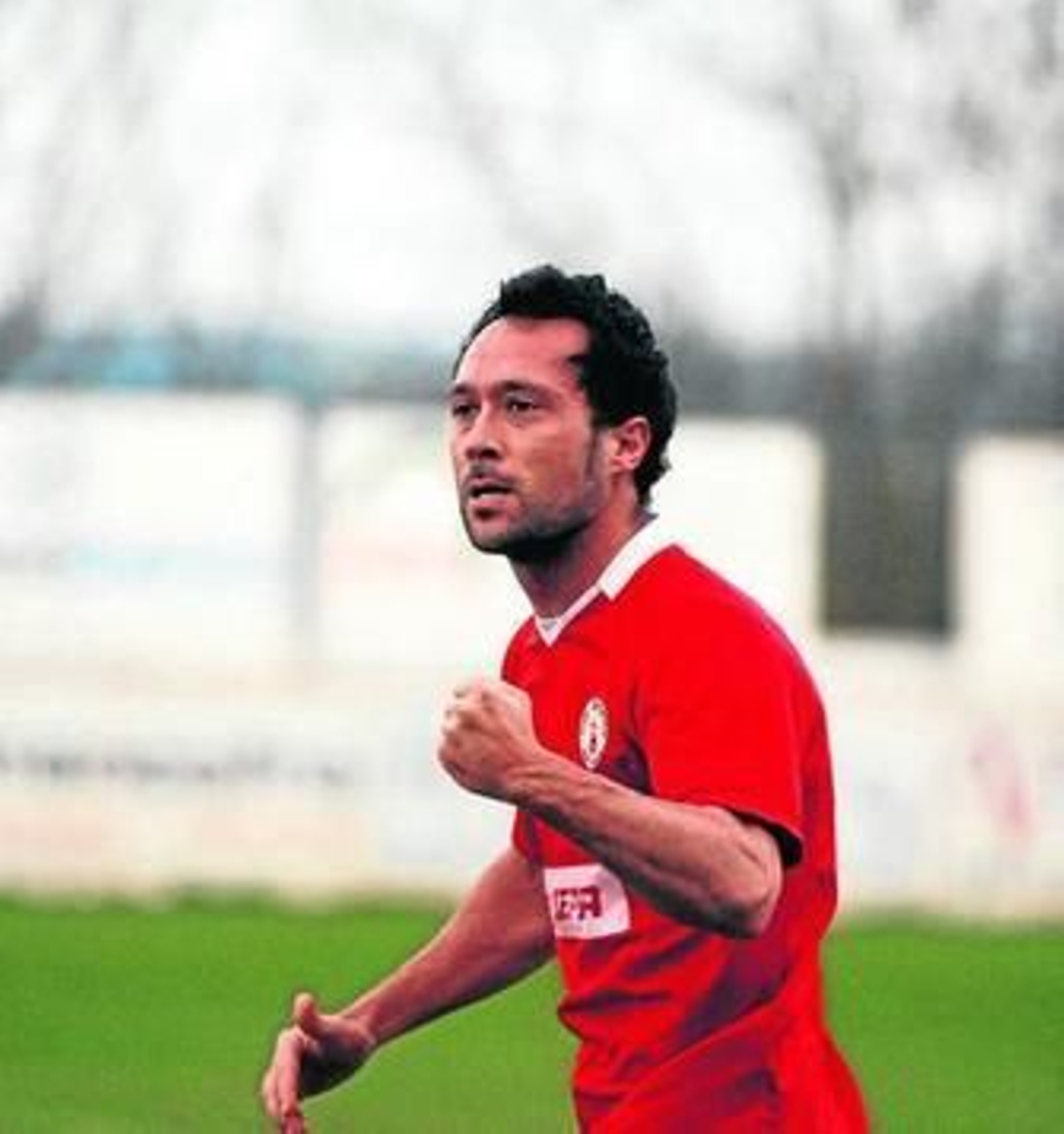 Santi celebra un gol como rojillo.
