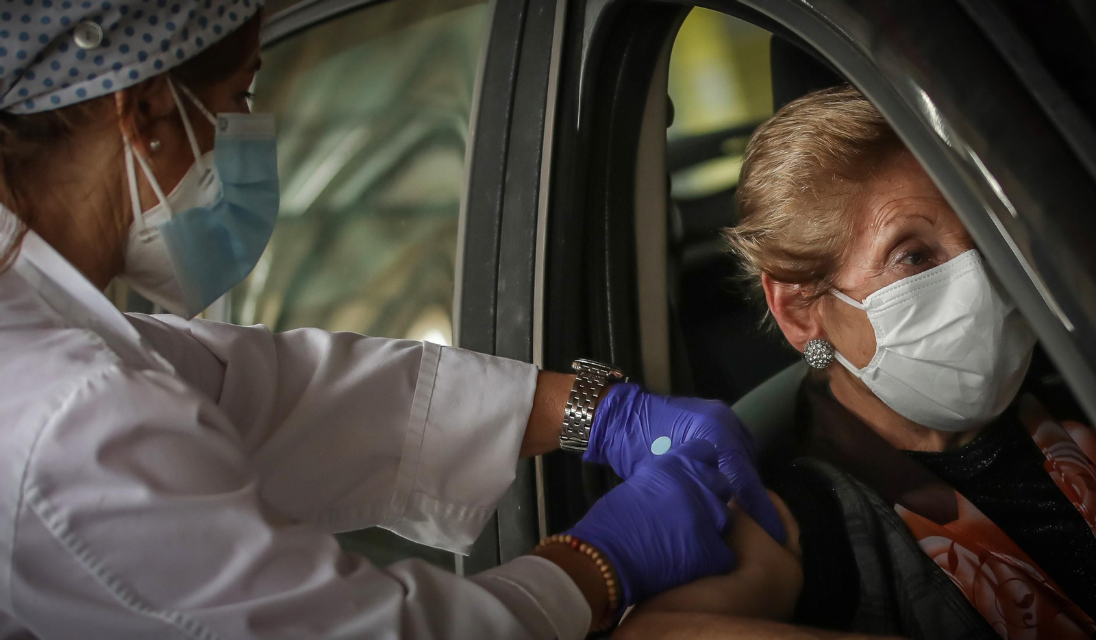 Sanitarios vacunan diariamente en Ifeca a miles de ciudadanos