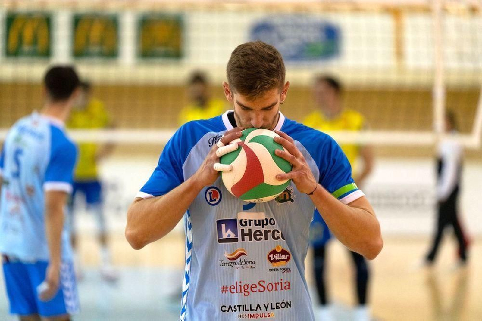 El receptor murciano besa la bola durante un encuentro disputado en su etapa en el conjunto soriano.