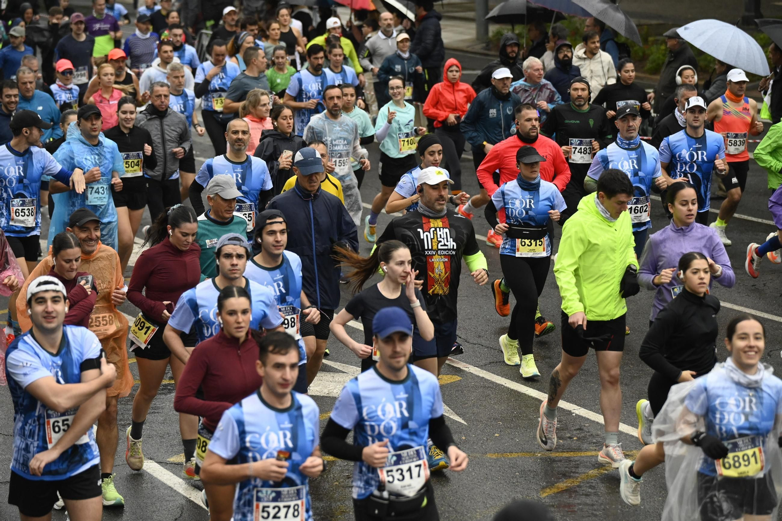 Las mejores fotos de la espectacular salida de la Media Maratón de Córdoba 2025