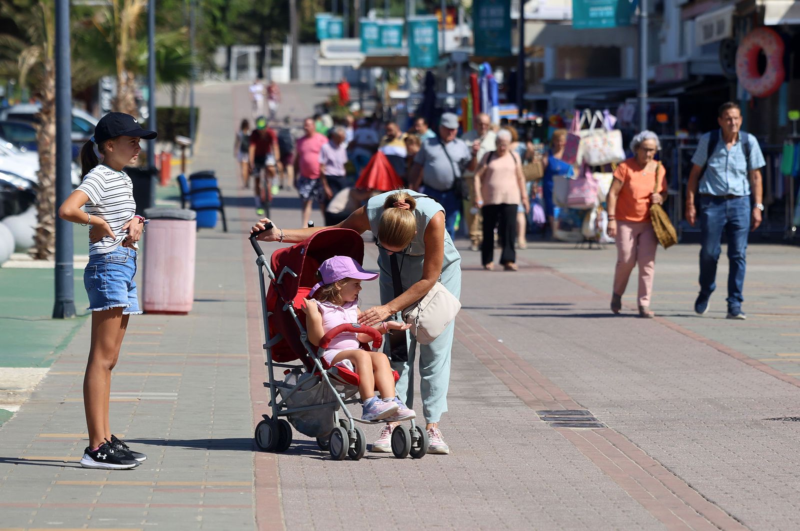 Imágenes del ambiente en las playas de Huelva durante la mañana del domingo