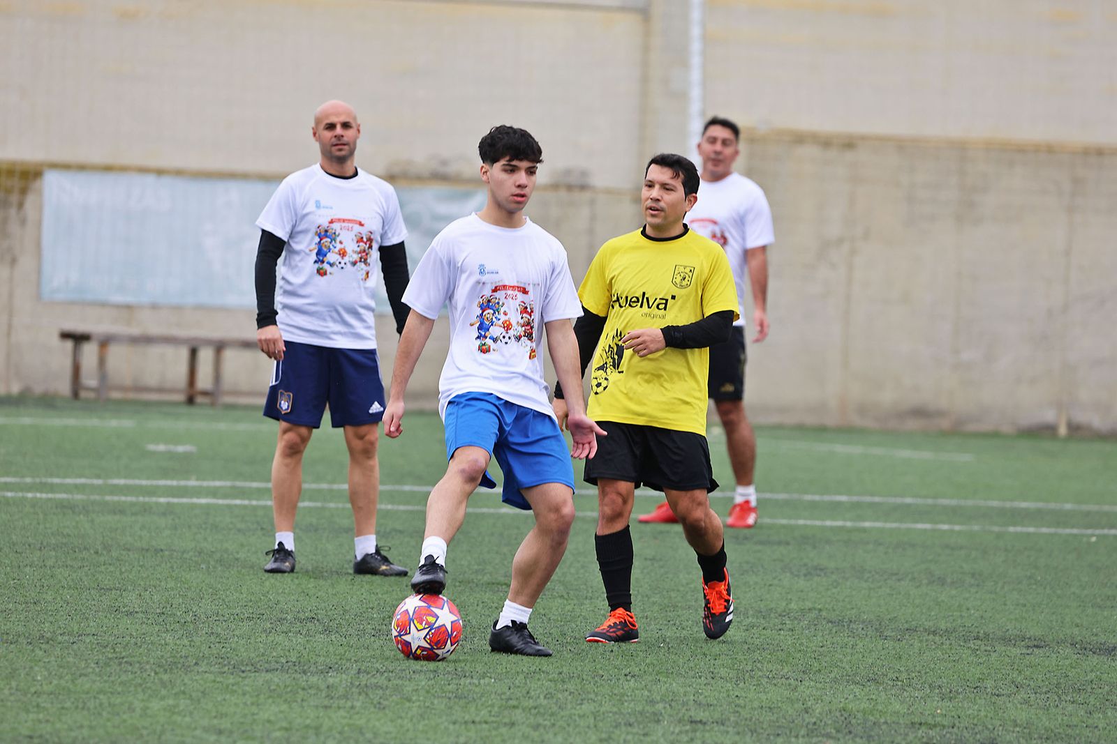 Periodistas y políticos disputan su tradicional partido navideño de fútbol