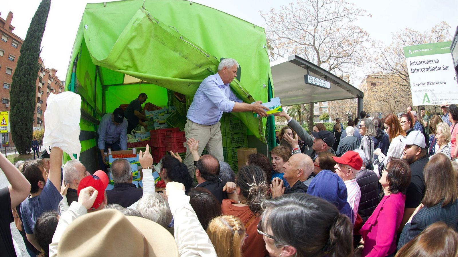 Imagen del reparto de frutas y verduras en el Intercambiador Sur