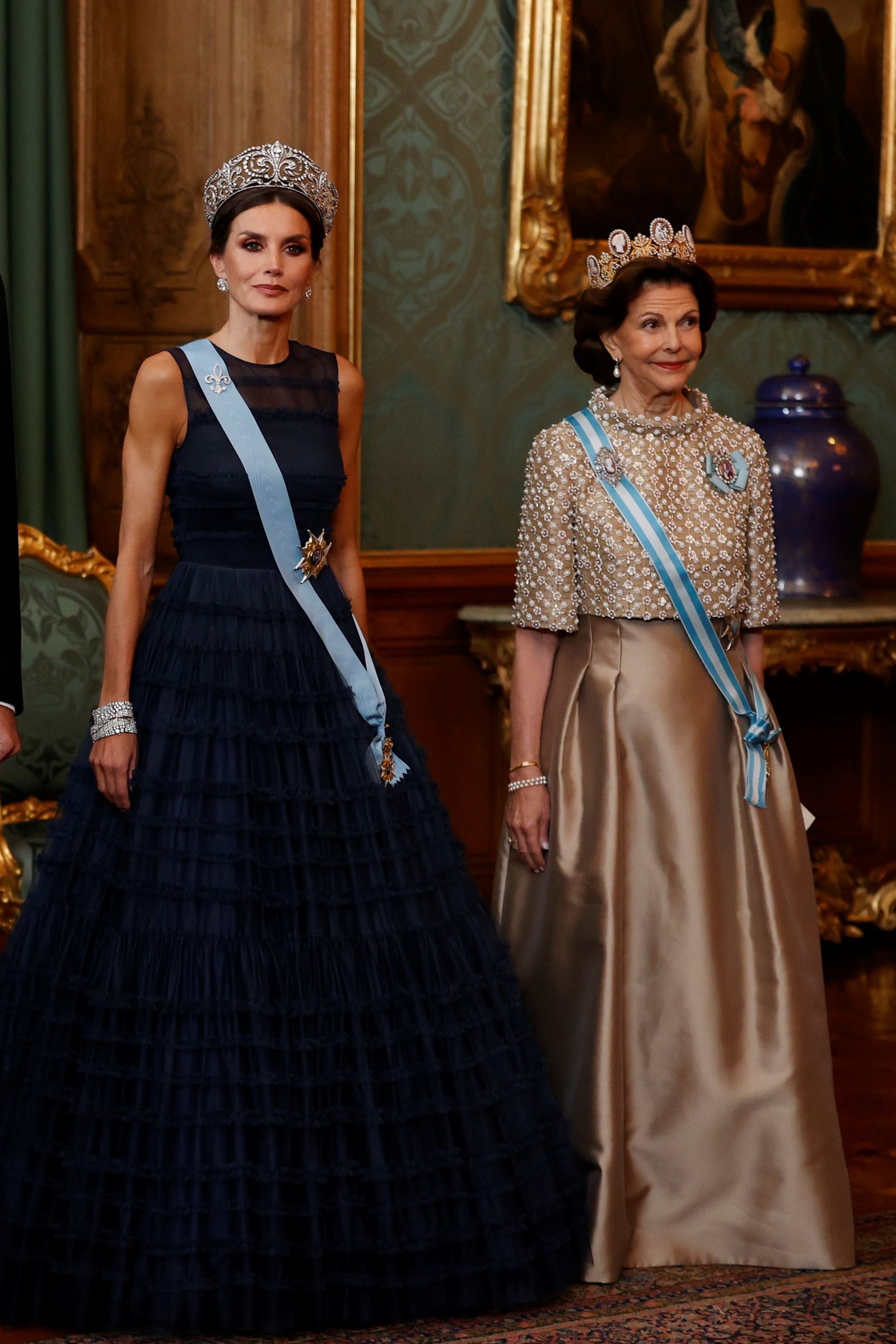 La Reina Letizia, con el vestido azul marino de H&M, junto a la reina Silvia.