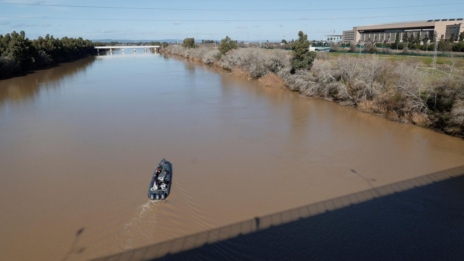 Una narcolancha remonta el Guadalquivir.