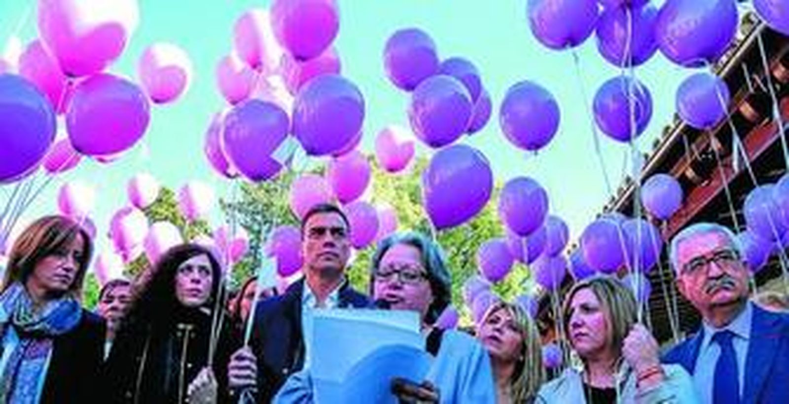 Pedro Sánchez, Miriam Alconchel y Mamen Sánchez durante la lectura de un manifiesto por el 25-N.