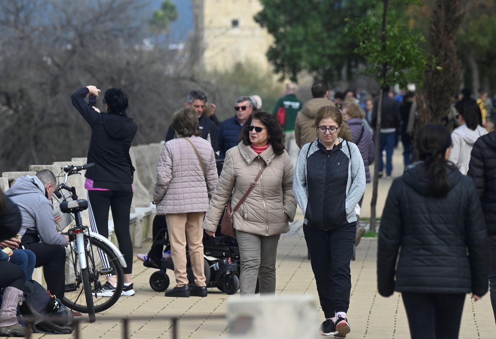 Las calles de Córdoba se llenan de gente con la tregua de la lluvia, en imágenes