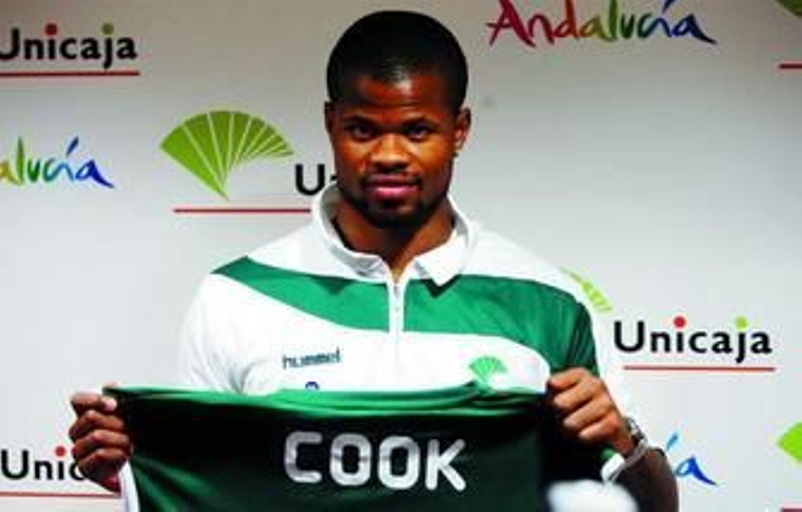 Omar Cook posa con la camiseta del Unicaja en su presentación oficial.