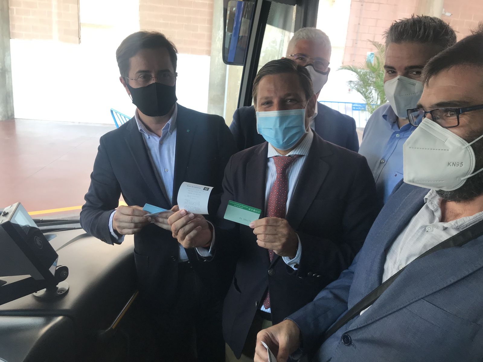 Góngora y Carmona conocieron de primera mano las nuevas máquinas expendedoras de los autobuses.