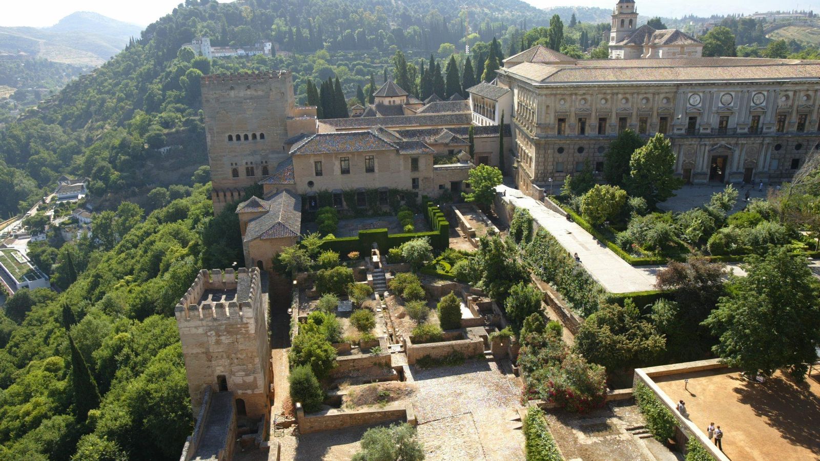Vista de la Alhambra con el Palacio de Carlos V.