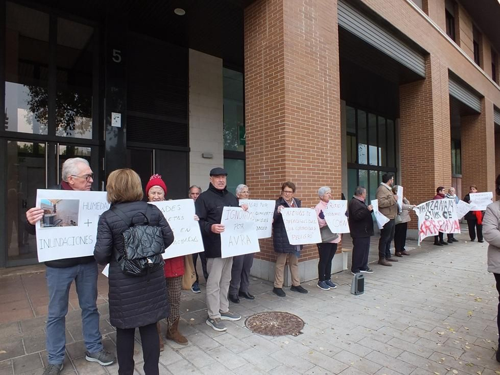 Un momento de la protesta de la asociación de vecinos Amargacena.