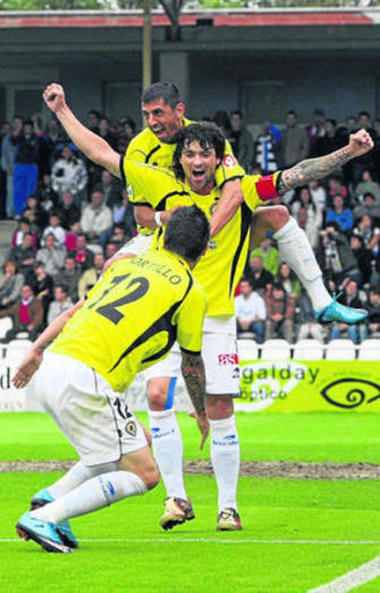 Tote, Porti y Danci celebran uno de los tantos herculinos.