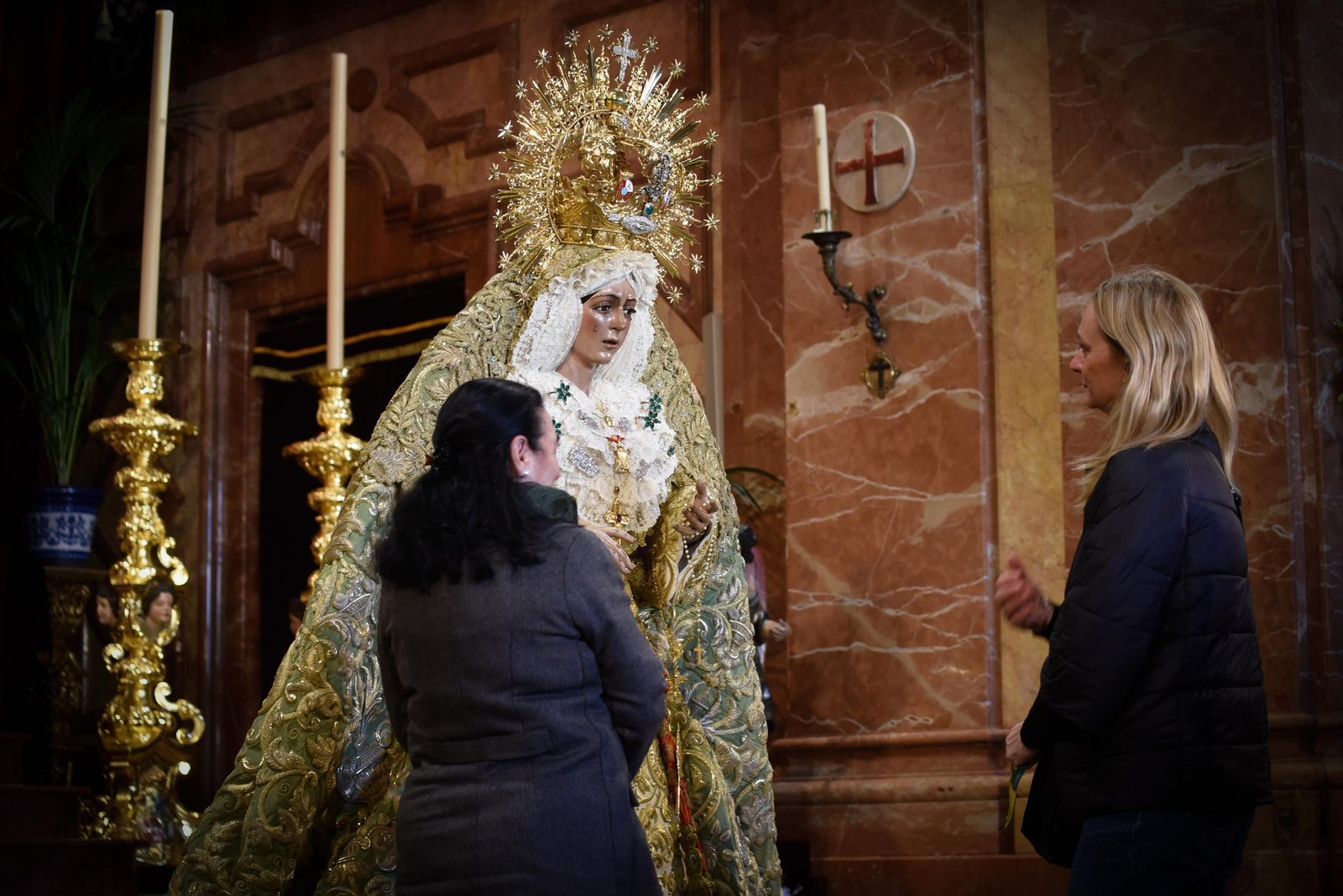 El besamanos de la Macarena, en imágenes