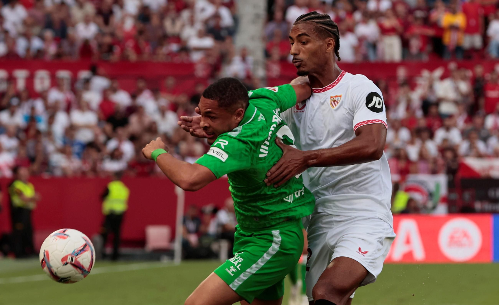 Badé abarra a Vitor Roque.