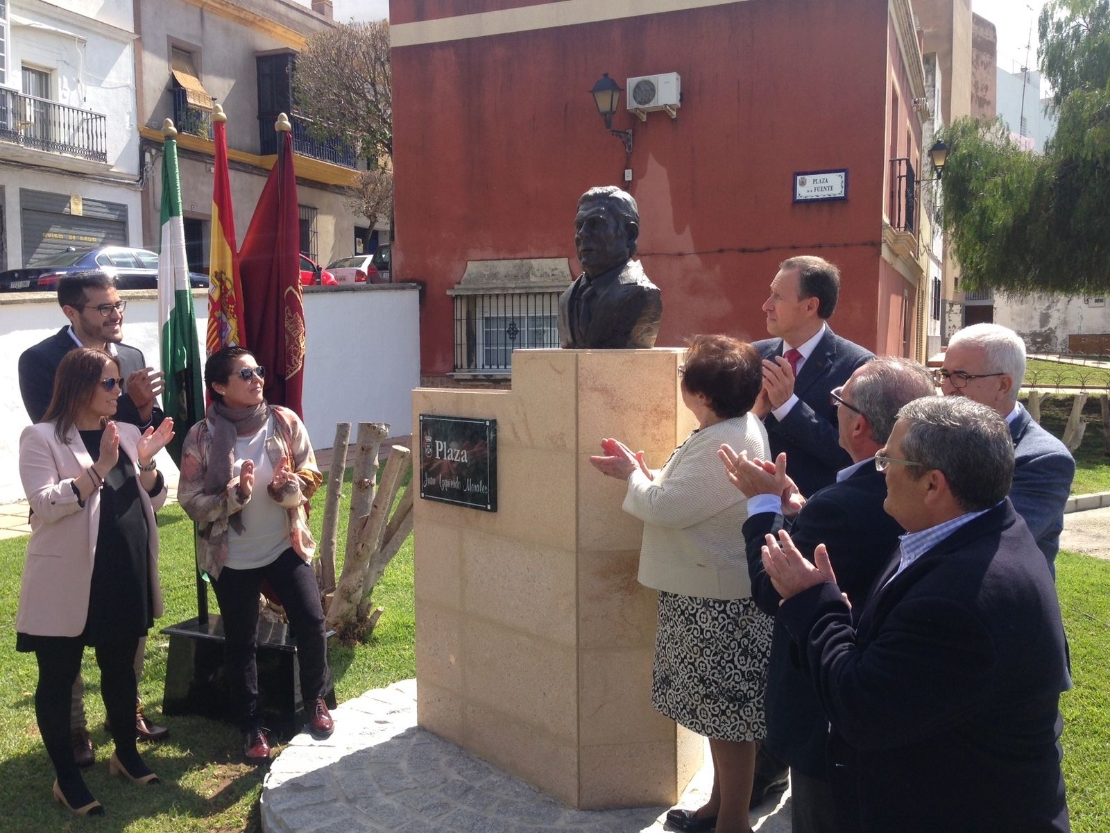 Momento en el que se descubre la escultura ante la presencia del alcalde y familiares.