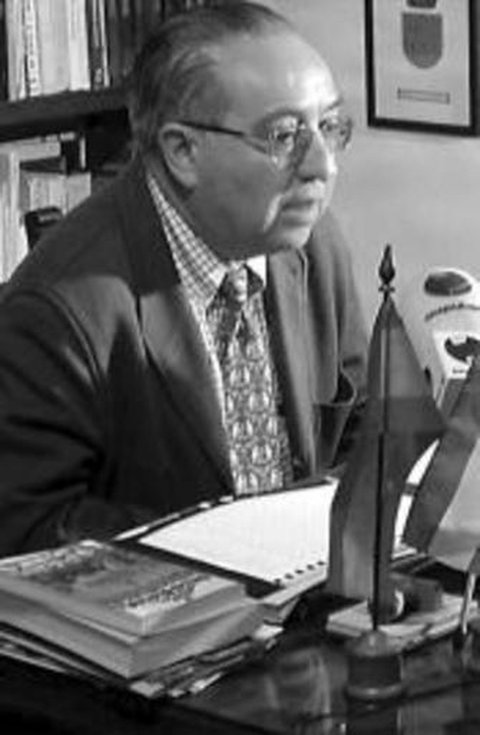 Arcos rinde honores a su cronista oficial Manuel Pérez Regordán