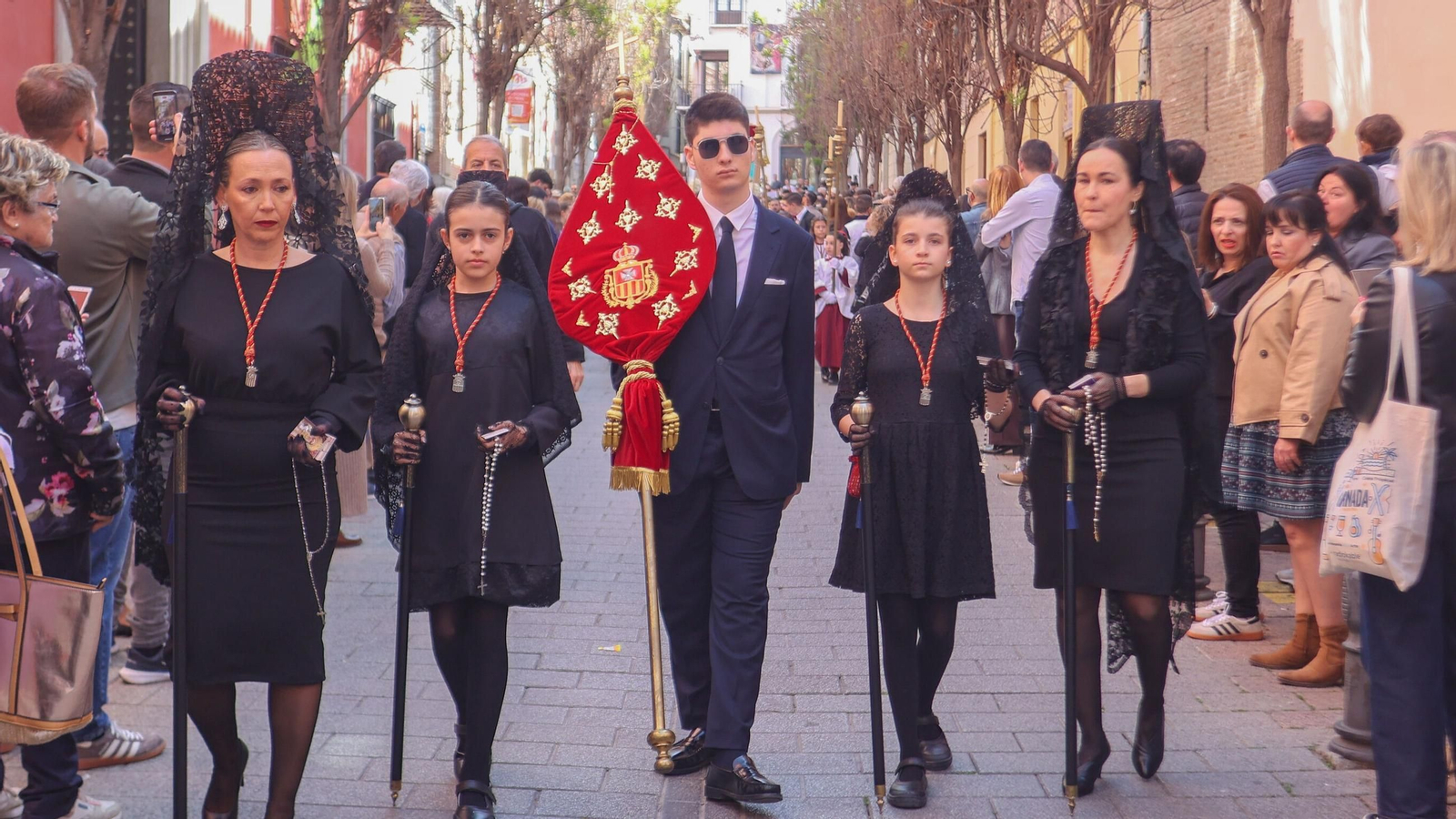 Así vivió Granada la procesión infantil del Colegio de las Mercedarias