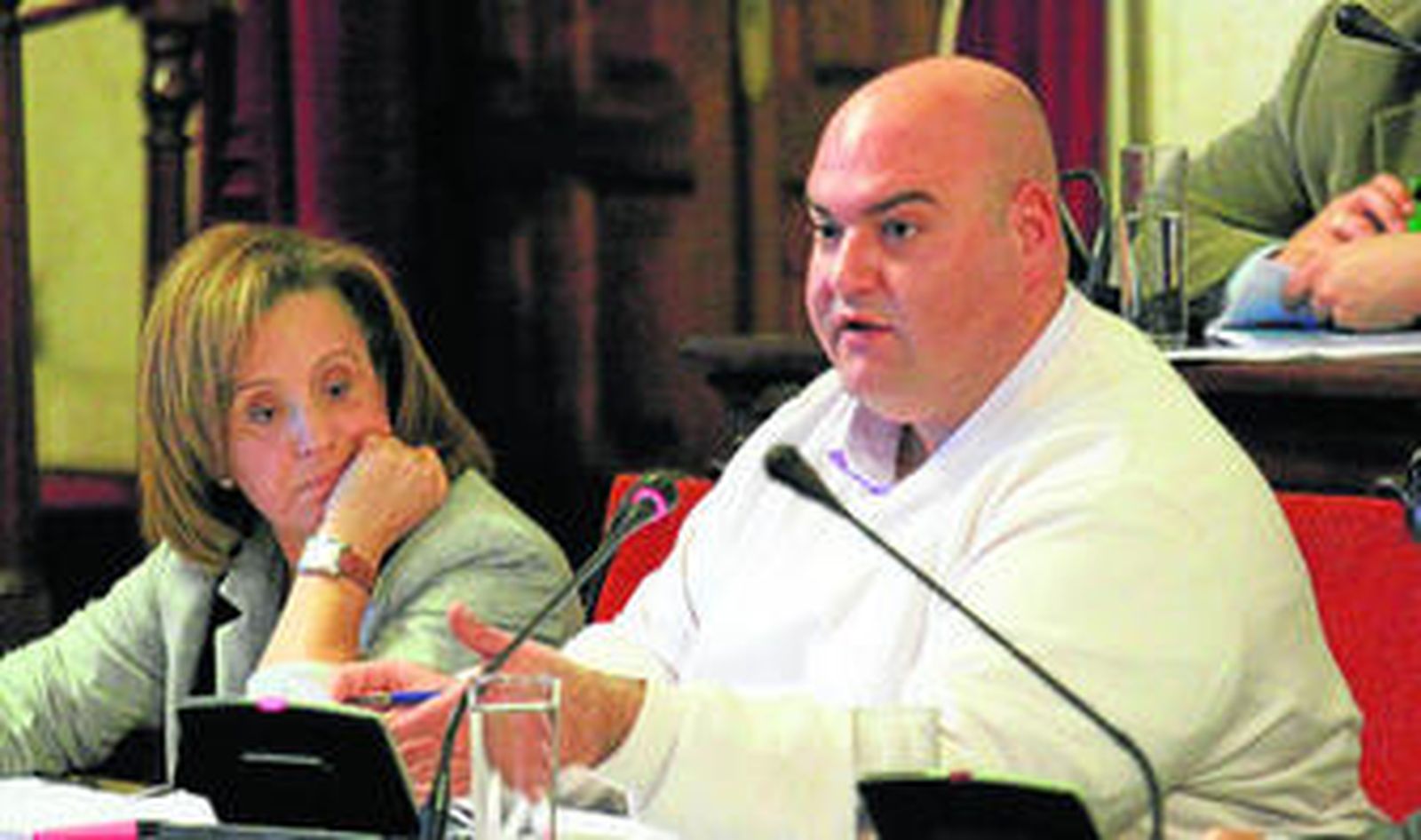 Begoña Medina y Sergio Brenes, en el debate plenario de ayer.