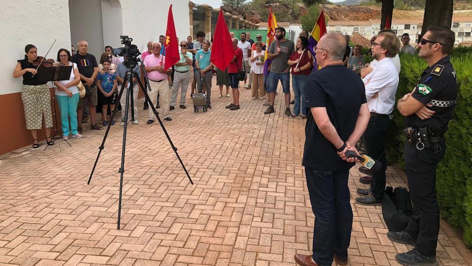Representantes de Ayuntamiento en el homenaje.
