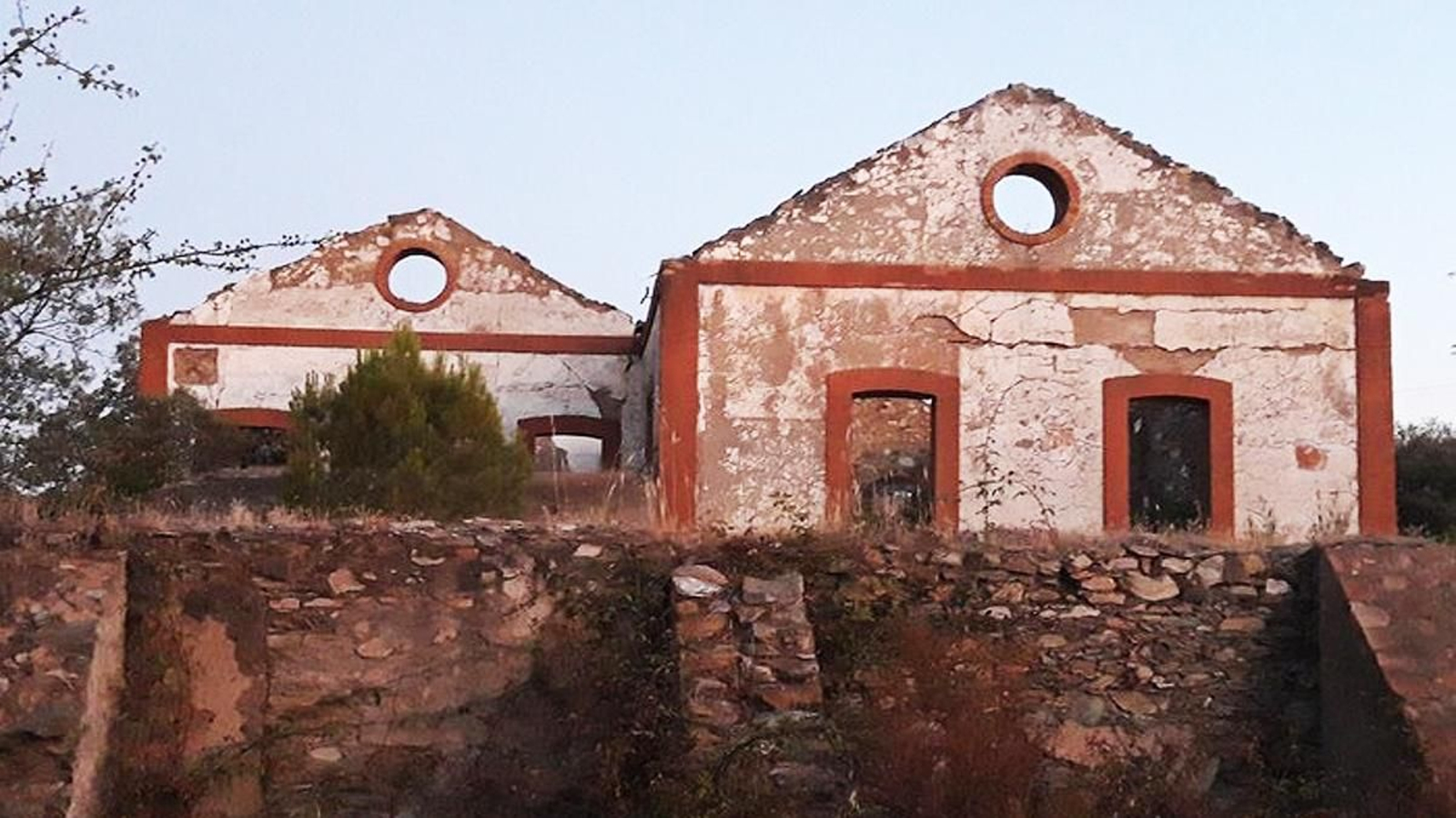 Una vivienda en ruinas en el poblado de San Platón.