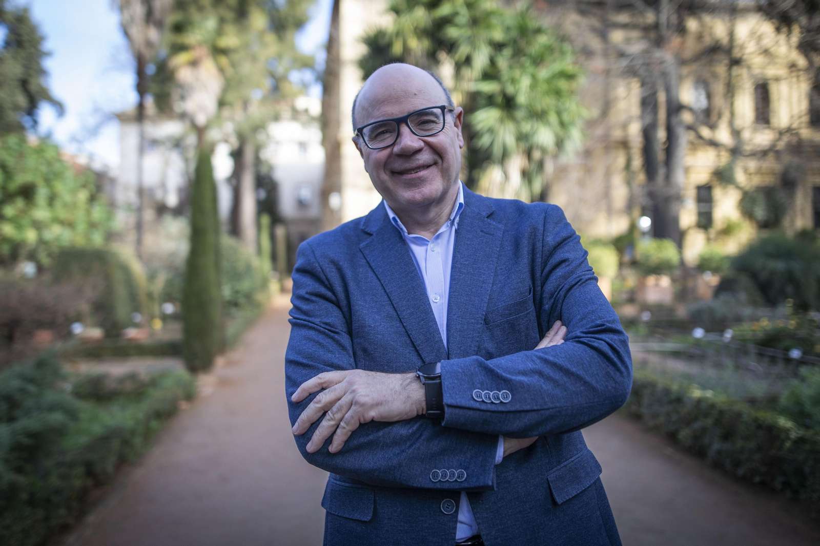 Pedro Mercado, en los jardines de la Facultad de Derecho.