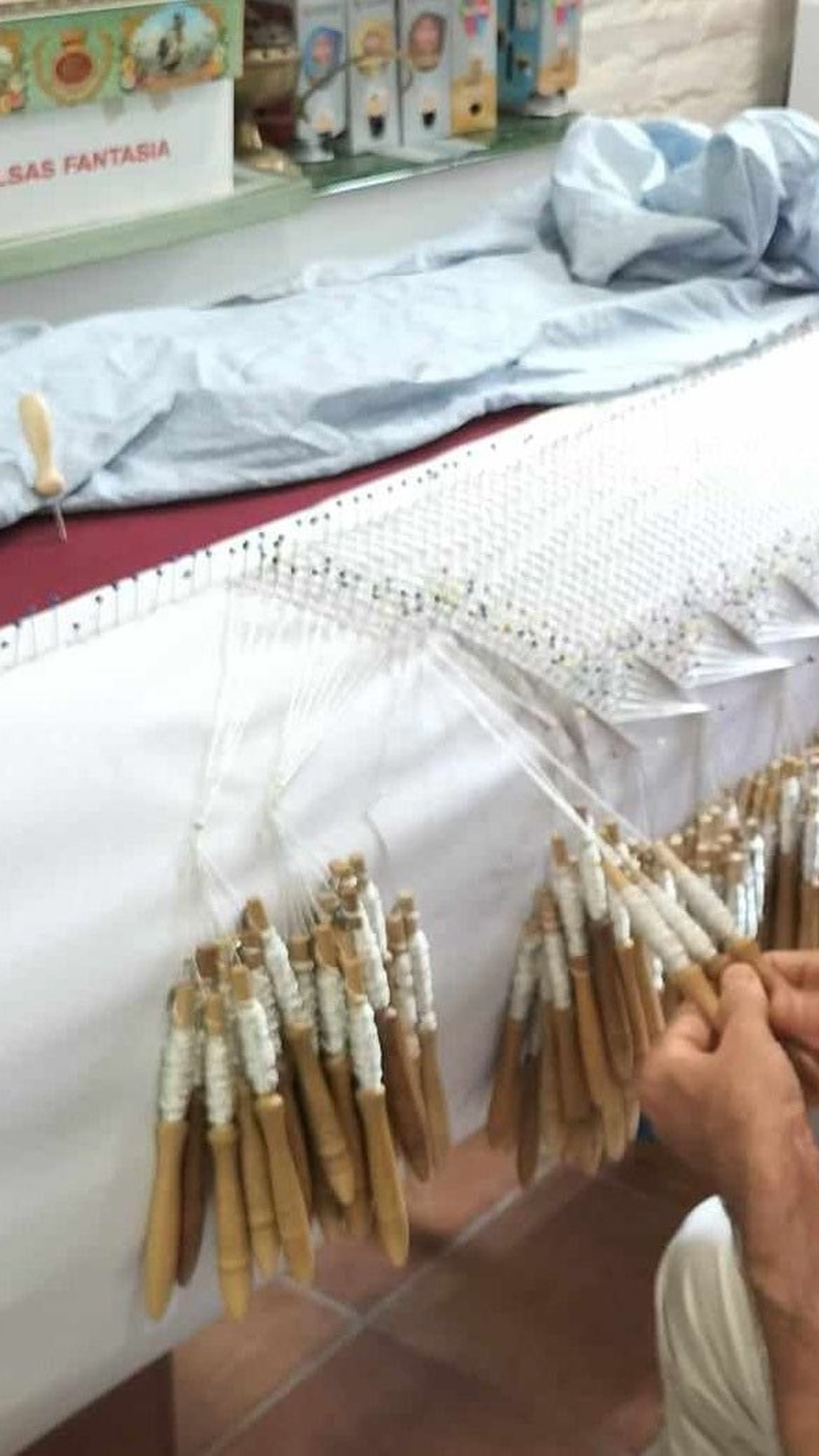 Encaje de bolillos en el taller de Alfonso Aguilar