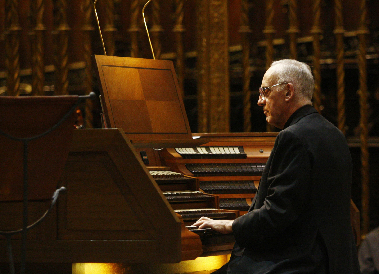 José Enrique Ayarra tocando el órgano
